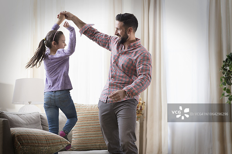 父亲和小女儿跳舞图片素材