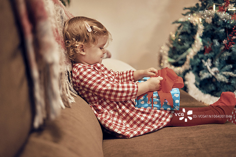 小女孩打开圣诞礼物图片素材