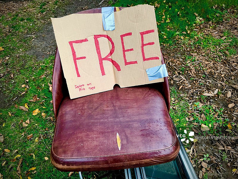 带有乡村自制标志的椅子图片素材