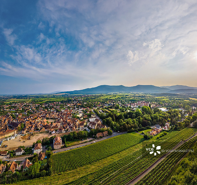 无人机拍摄的奥伯奈雄伟村庄全景，阿尔萨斯最美丽的地方之一图片素材