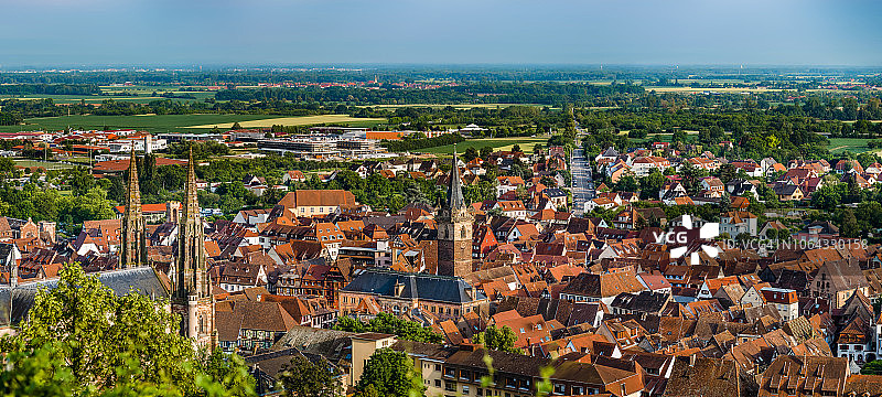 无人机拍摄的奥伯奈雄伟村庄全景，阿尔萨斯最美丽的地方之一图片素材