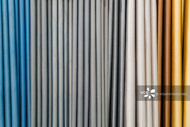 零售店展示架上悬挂的彩色窗帘样品图片素材