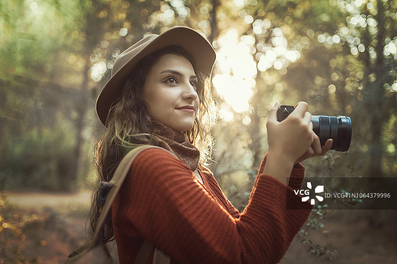女孩拍摄秋季景色图片素材