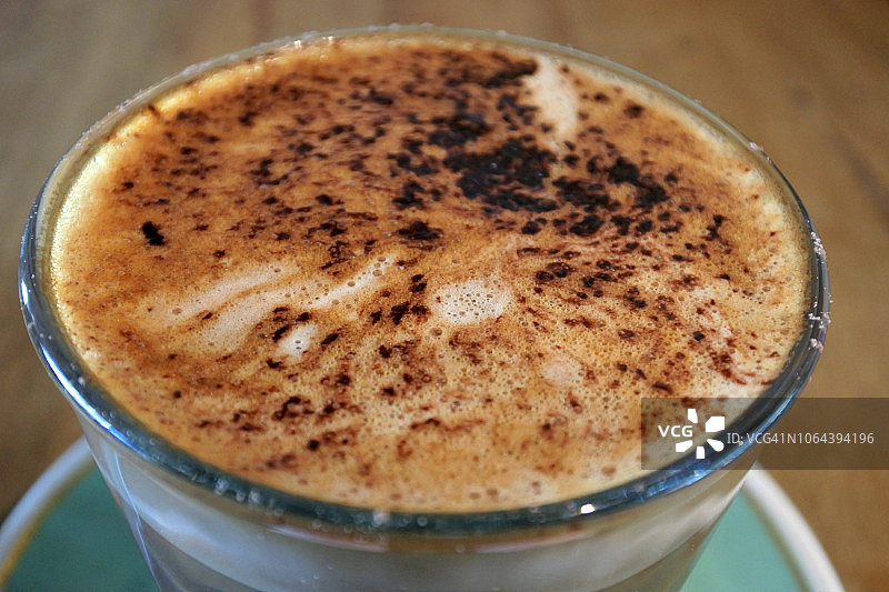 咖啡馆餐厅木桌上的摩卡奇诺咖啡图片素材