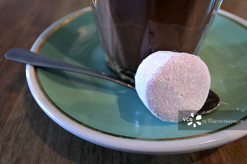 搭配摩卡奇诺咖啡的棉花糖图片素材