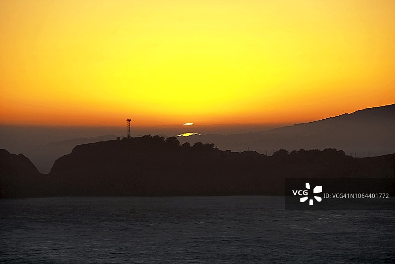 金色大桥上最后一缕夕阳图片素材