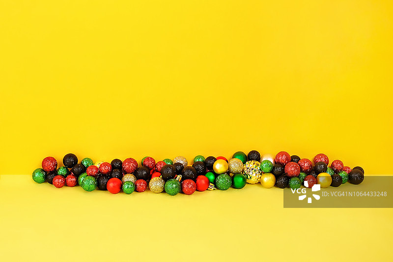 黄色背景上的节日装饰品图片素材