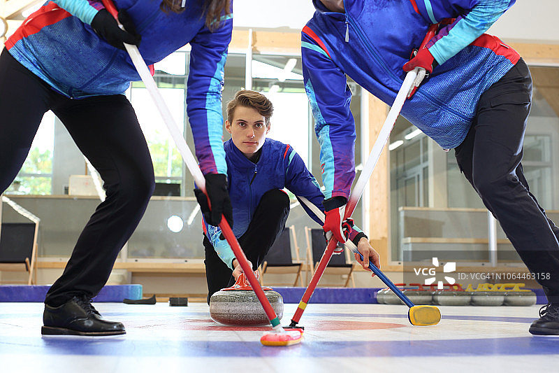 冰壶，团队在冰上比赛图片素材