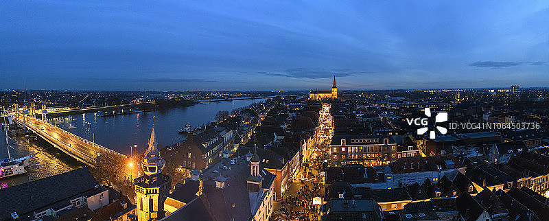 荷兰上艾瑟尔省坎彭的购物街夜景图片素材