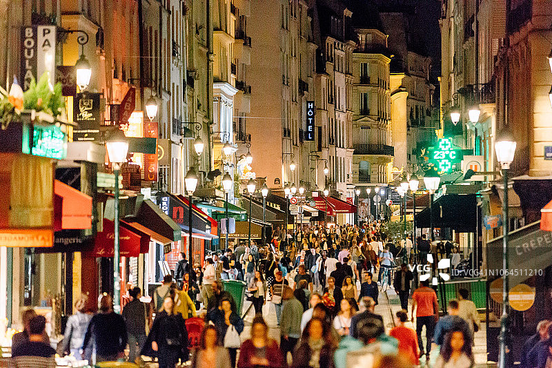 巴黎蒙托格伊步行街的餐厅和夜生活图片素材