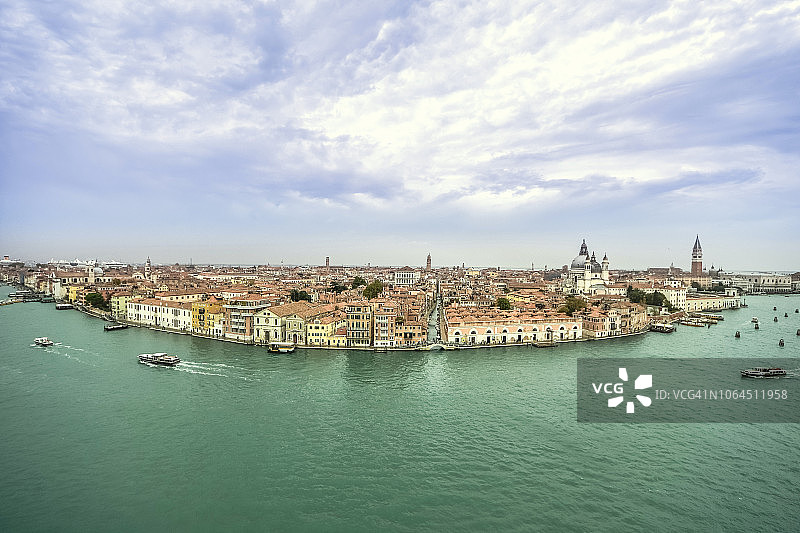 威尼斯大运河城市风光，含圣马可大教堂和总督宫，意大利威尼托图片素材