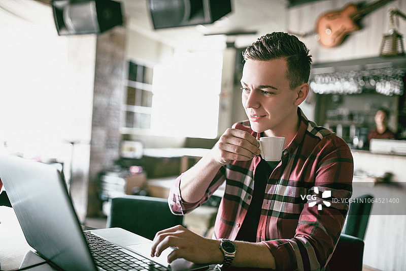 喝咖啡的英俊高中生图片素材