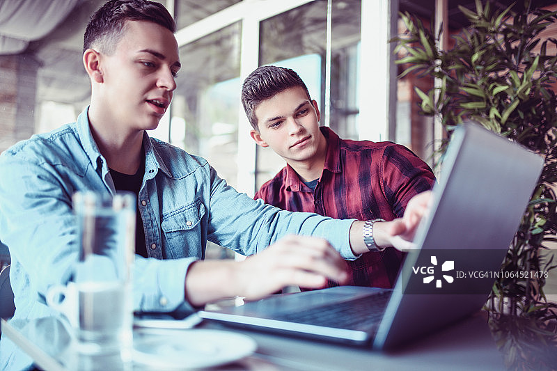 年轻男人在自助餐厅录制Vlog图片素材