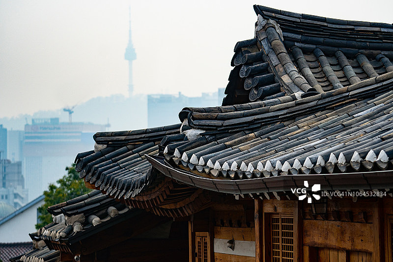 韩国首尔：首尔塔和传统房屋屋顶图片素材