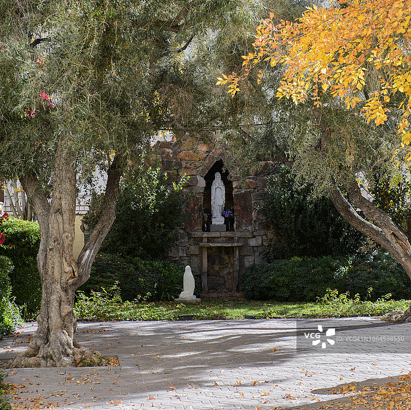 美国新墨西哥州拉斯维加斯教堂的圣母玛利亚雕像图片素材