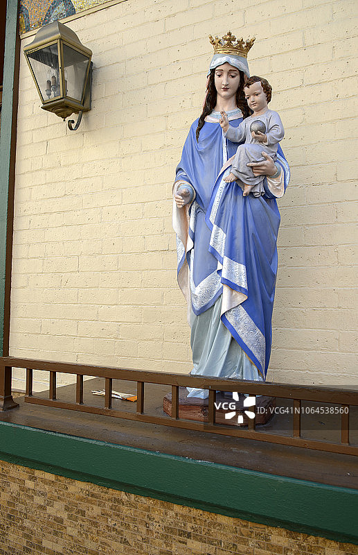 美国新墨西哥州拉斯维加斯教堂里的圣母玛利亚和耶稣雕像图片素材