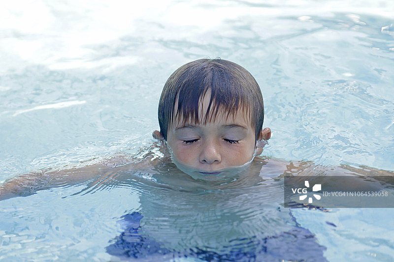 泳池边的男孩图片素材
