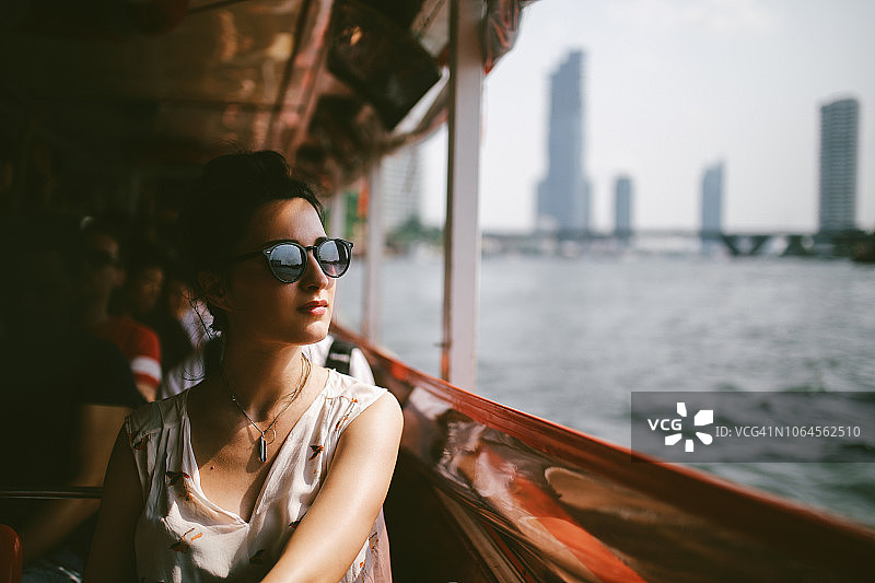 乘坐曼谷渡轮的年轻女游客图片素材