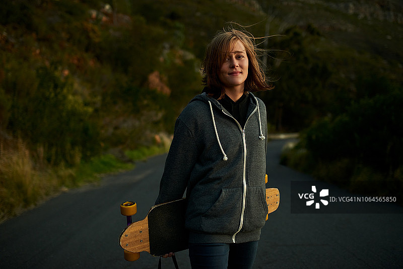 当诸事不顺时，去玩滑板图片素材