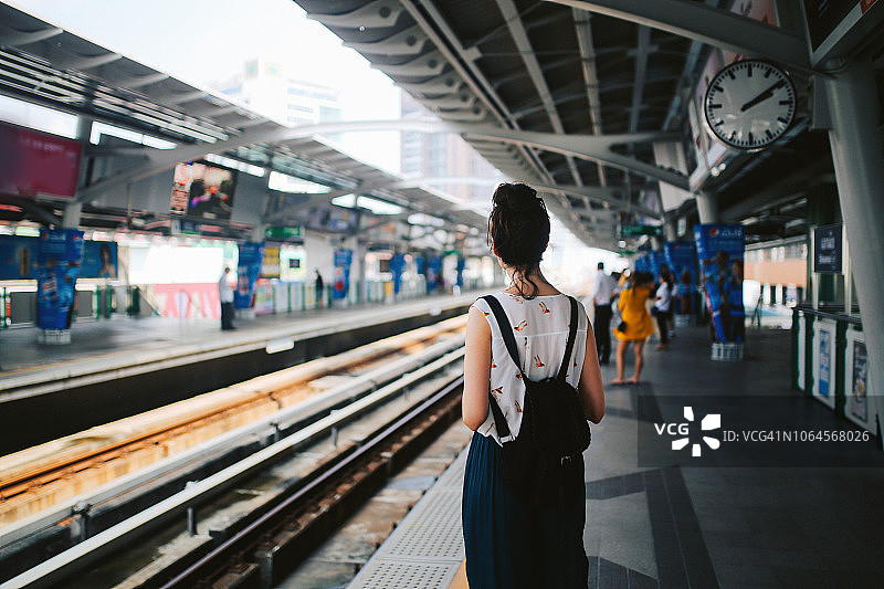 在曼谷等地铁的女游客图片素材