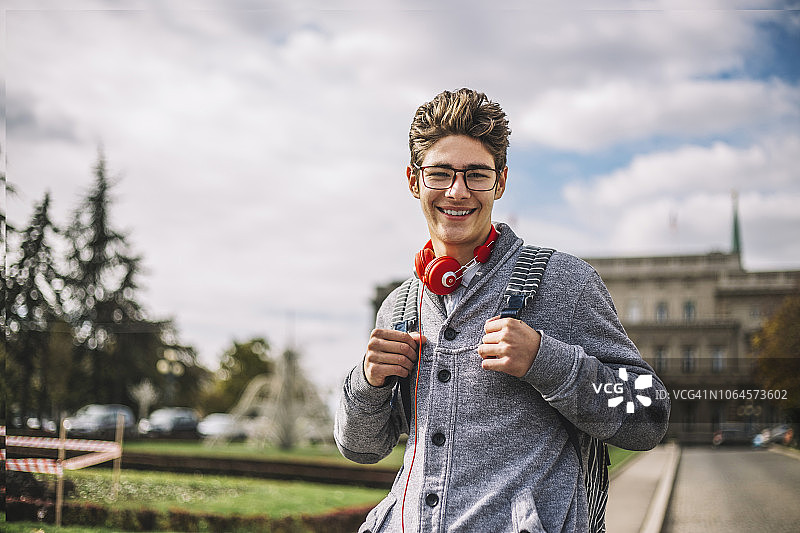 在古老建筑物前的英俊青少年学生图片素材