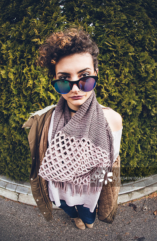 戴着太阳镜的年轻女子图片素材