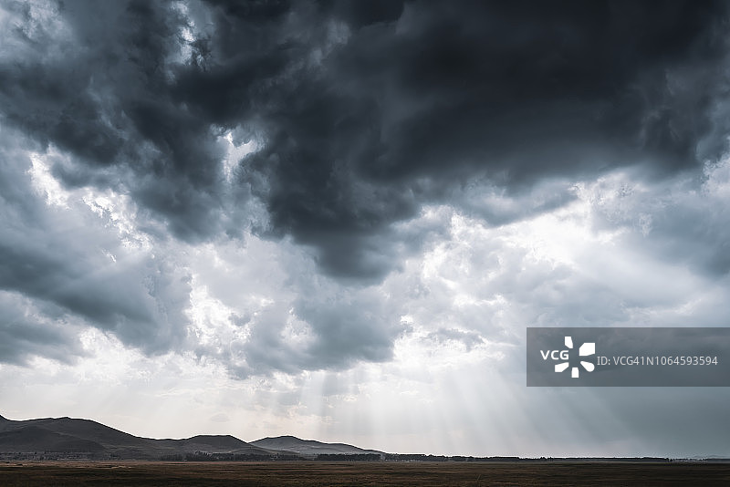 穿过乌云的光线图片素材