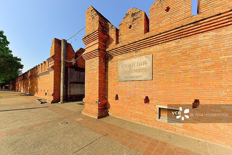 泰国清迈塔佩门历史古城门图片素材