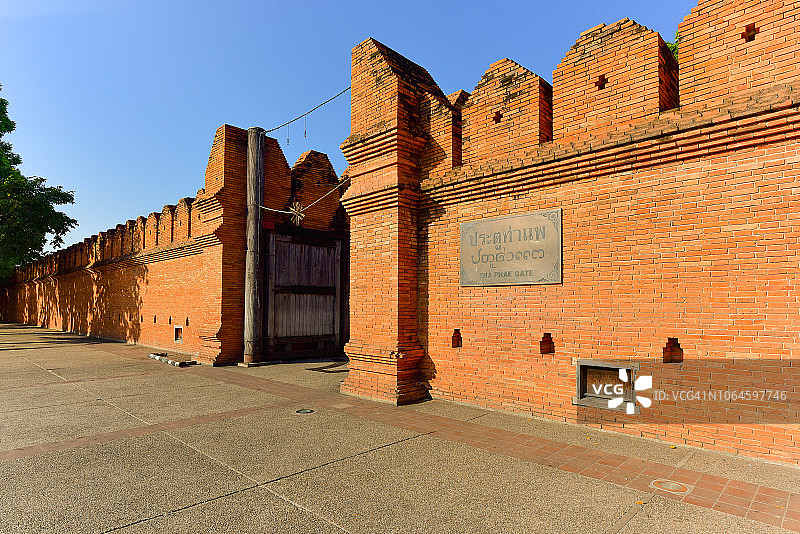 泰国清迈塔佩门历史古城门图片素材