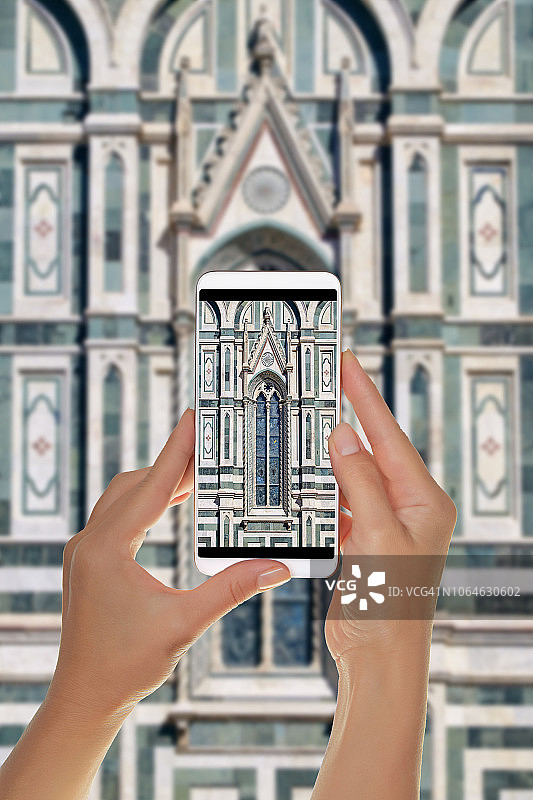 游客拍摄佛罗伦萨大教堂的窗户图片素材