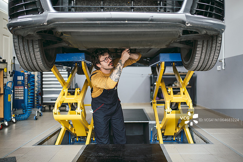 在汽车修理店做繁重的工作图片素材