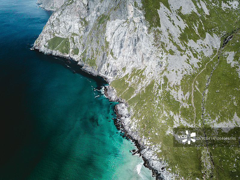 挪威罗弗敦群岛北极地区绿松石色Kvalvika海滩鸟瞰图图片素材