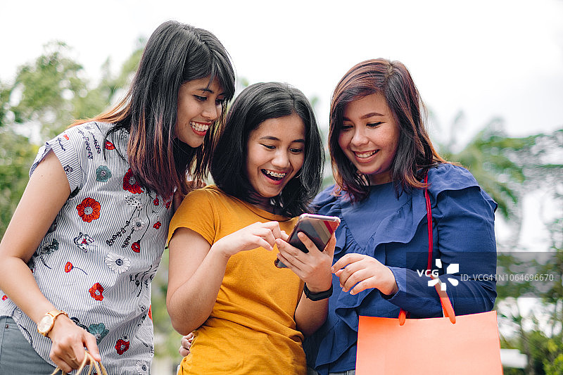 用智能手机网购的女人图片素材