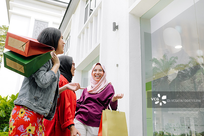 亚洲女性在购物时看着人体模型图片素材