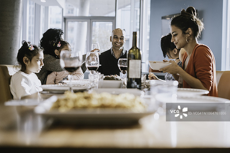 印度朋友和家人一起分享传统美食图片素材