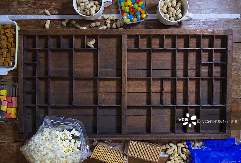 老式印刷盘中的小吃图片素材