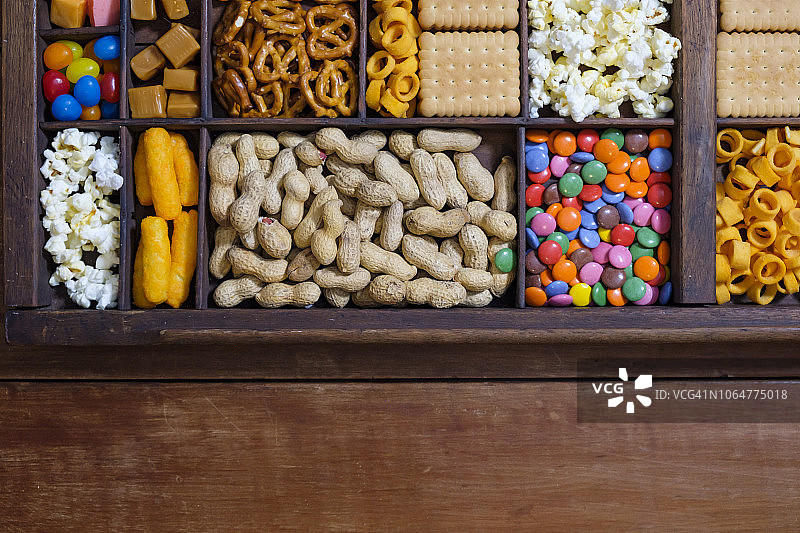 装满零食的整齐托盘图片素材