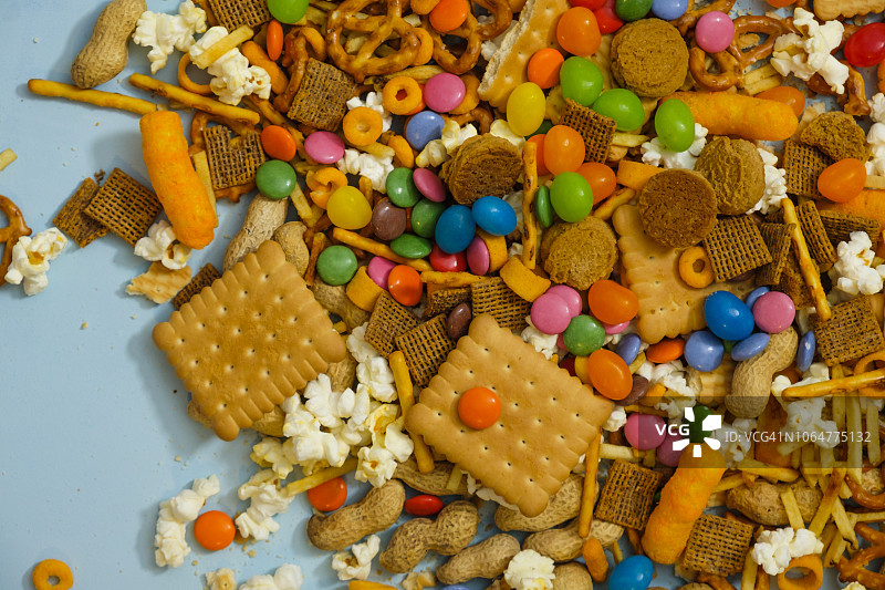 凌乱的零食堆图片素材