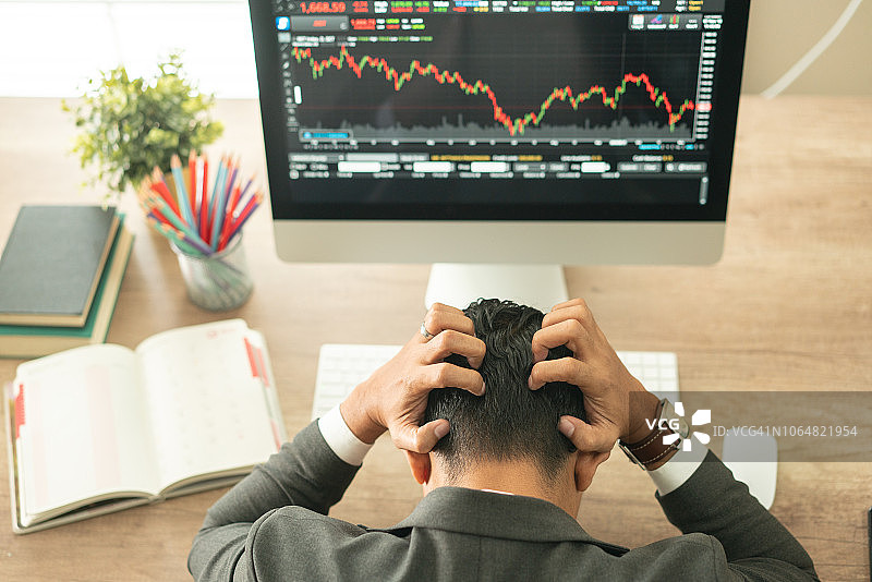 商人抓住头部，在记分牌上显示商业图表概念图片素材