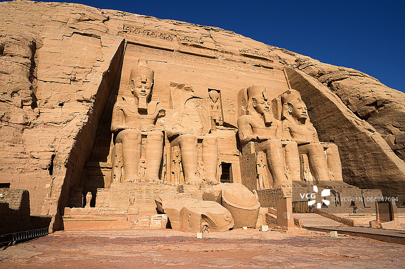 阿布辛贝大神庙拉美西斯二世雕像遗址图片素材