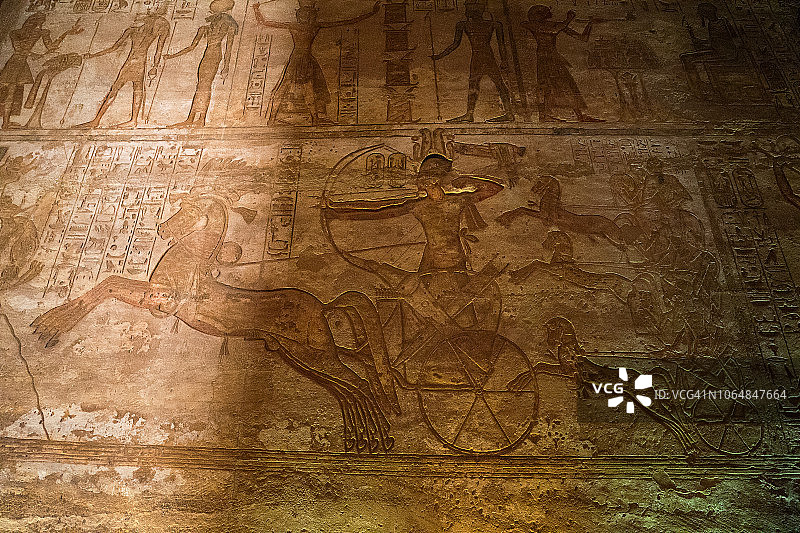 阿布辛贝神庙内的石雕：法老拉美西斯二世大战赫梯帝国（埃及阿斯旺附近）图片素材