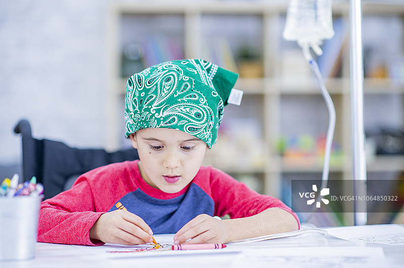 身患癌症正在画画的男孩图片素材