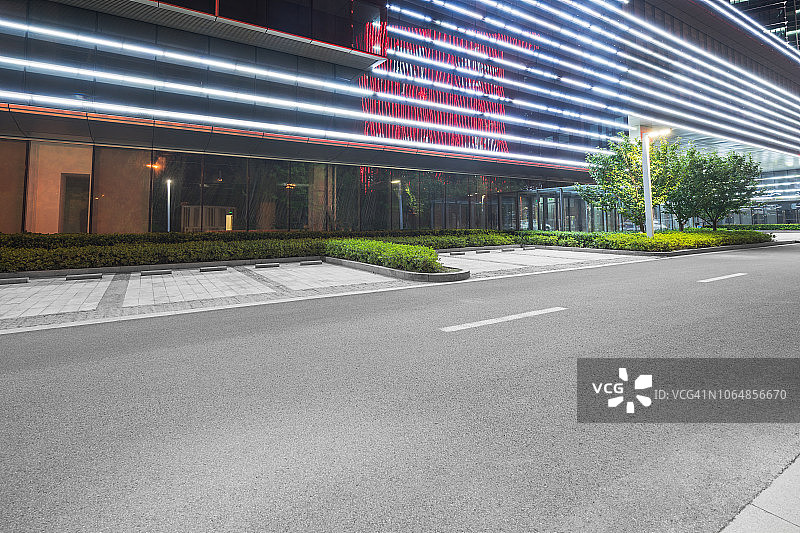 现代建筑前的空旷道路和停车场图片素材