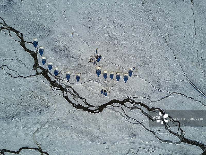 冬季蒙古阿尔泰山脉的蒙古包鸟瞰图片素材