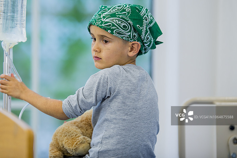 在儿童医院接受治疗的小男孩图片素材