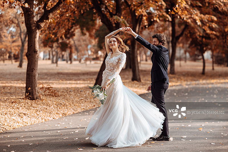 公园里跳舞的美丽新婚夫妇图片素材