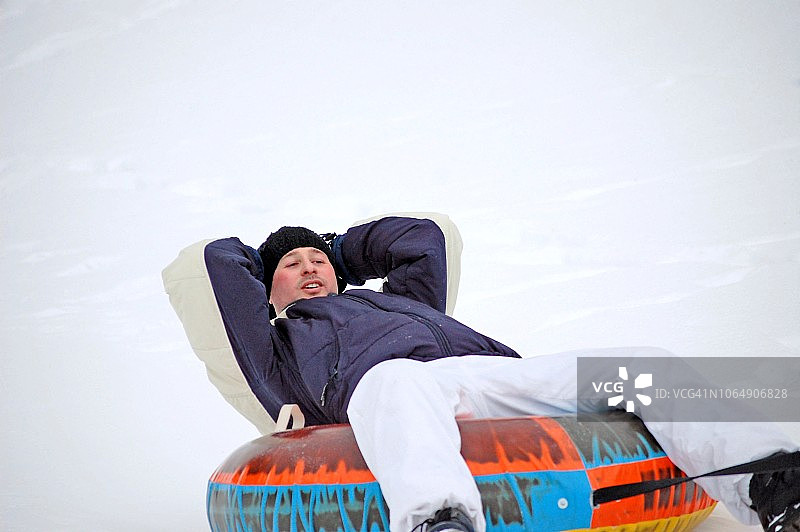 在雪地上滑雪圈的年轻人，冬季假期，斯洛伐克图片素材