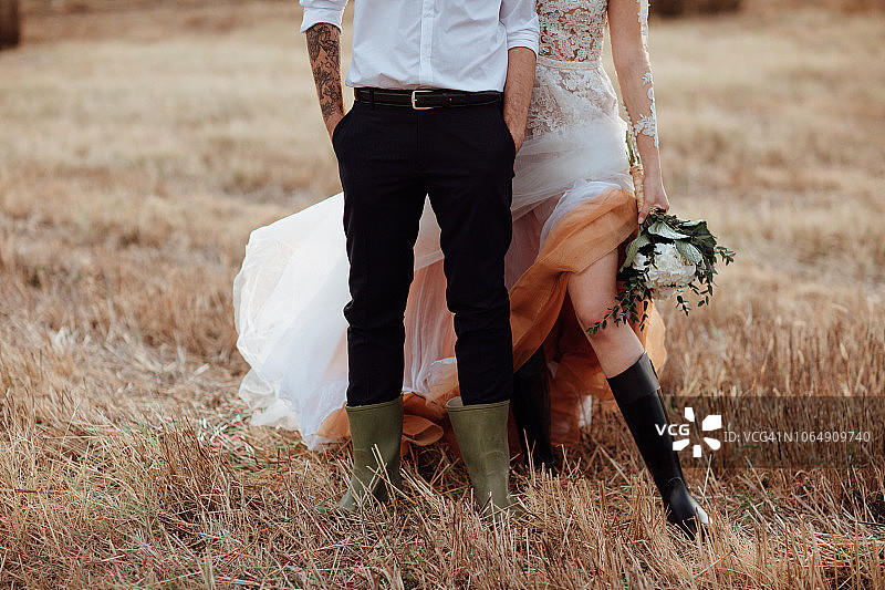 乡间新娘新郎的肖像图片素材