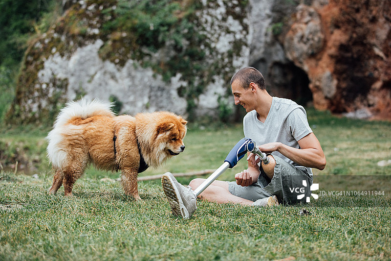 残疾男子和狗图片素材
