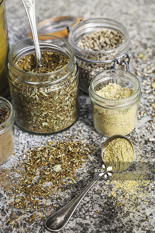 石桌上的混合香料图片素材